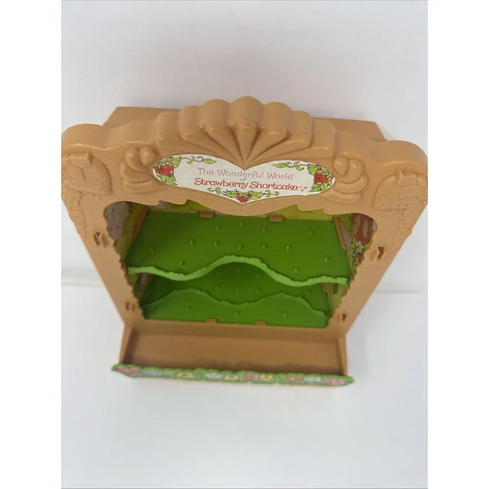 VTG 1981 Wonderful World of Strawberry Shortcake Display Case Cabinet NO DOORS